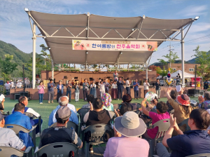 문경시 동로면 주민자치위원회, 한여름밤의 천주음악회 '성황'… 오감·새오미난타 등 공연 선봬 