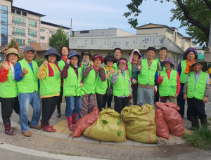 문경시 점촌5동 자연보호협의회, 유해식물 제거 '구슬땀'