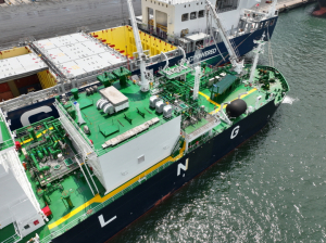 한국가스공사, 국내 최초 컨테이너선 'LNG 벙커링 동시작업' 성공
