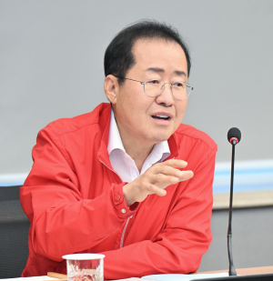 의성군 화물터미널 지연에… 홍준표 대구광역시 시장 