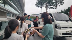 봉화군 주민복지과, 집중호우 사전대피자 위해 간식 나눔