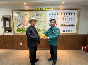 엄복현 후평경로당 회장, 봉화군 상운면에 기부금 전달