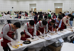 구미시가족센터, 슈퍼맨이 만든 '세상에 하나뿐인 김밥' 눈길