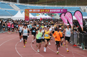 6700여 건각들 쾌속 질주… 제22회 상주곶감 전국마라톤 '성료'