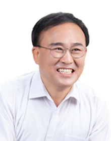 소나무를 더 푸르게 하는 가을 단풍