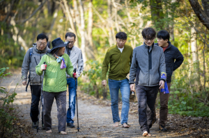 힐링핫플 울릉군, 100% 천연 광물 활용 '친환경 맨발 걷기' 주목