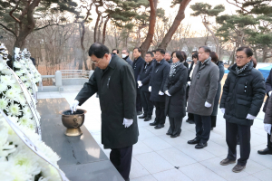 주낙영 경주시장, 신년 참배·시무식으로 2025년 새 출발