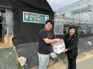 김천시 농소면 월곡리 집앞애딸기농장 대표, 제철과일 '선물'