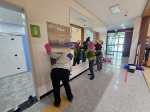 화마 덮친 청송초등학교 대청소 '구슬땀'