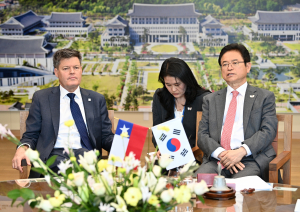 이철우 경상북도지사, 주한 칠레대사와 APEC 성공적 개최 '머리 맞대'
