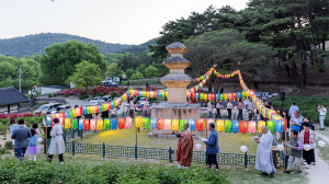 경주시 서악동 삼층석탑, 자비로 환하게 빛나