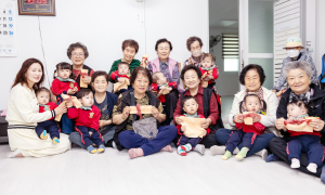 칠곡군 왜관 아이세상 어린이집, 고사리손 선물에 칠곡 할머니들 웃음꽃 활짝