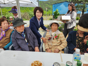 “각북에 사랑을 전해효[孝]”… 어르신 가슴에 직접 달아드린 감사의 꽃