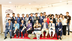 만화로 보는 시니어 전성시대展 '감동 선사'... 경산시 작가 작품 등 100여점 선봬