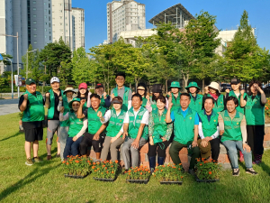 김천시 율곡동 새마을지도자·새마을부녀회, 화단 정비 구슬땀