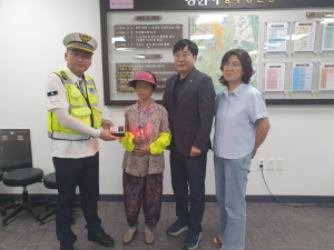 경산시, 밤길 밝히는 LED 안전 표시등 배부
