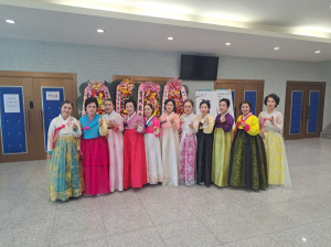 경주노인종합복지관 한국무용반 어르신들 열정, 꽃처럼 '활짝' 피어나다
