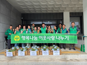 청기면 새마을지도자협의회·새마을부녀회, 어르신 시원한 수박 드세요