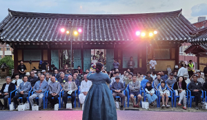 고풍스러운 영주향교서 즐기는 옛 선비들의 가무악