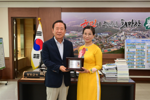 봉화군 새 얼굴 '도옥 루이엔' 한베 가교 역할 톡톡