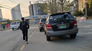 찻길서 자동차와 위험천만 동행… 경산시민 안전책 '시급'